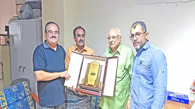 مدير عام خورمكسر يكرم "الأيام" وعميد الصحافة العدنية هشام باشراحيل